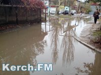 Новости » Общество: В Керчи дождь затопил жилой двор
