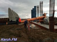 Новости » Криминал и ЧП: На строительстве автоподходов к Керченском мосту упал подъемный кран