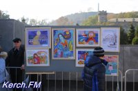 Новости » Культура: Творческие выставки представили на центральной площади в Керчи