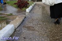 В Керчи снова чистая вода течет рекой по улице