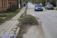 Новости » Общество: На дороге в Керчи водоканал оставил горку земли