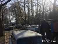 Новости » Общество: В Керчи на Борзенко из-за машины коммунальщиков не могли разъехаться легковушки