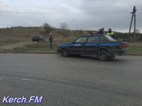 Новости » Общество: В Керчи машина правоохранителей врезалась в бордюр