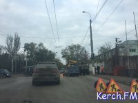 Новости » Общество: В Керчи на Кирова-Еременко затруднено движение транспорта из-за ремонтных работ