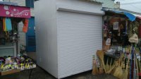 Новости » Общество: На центральном рынке Керчи сигаретный ларек перекрыл доступ к трансформаторной будке