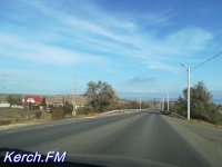 Новости » Общество: Вдоль дороги на Керченскую переправу насыпали кучи песка