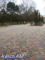 Новости » Общество: В Керчи в Молодежном парке укладывают плитку