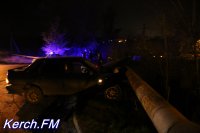 Новости » Криминал и ЧП: В Керчи при столкновении двух авто, «ВАЗ» врезался в трубу