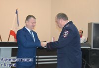 В Керчи сотрудников полиции наградили почетными знаками и грамотами