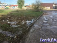 Новости » Общество: В Керчи на Ворошилова водоканал вторую неделю не устраняет прорыв