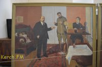 На центральной почте Керчи сняли картины с Лениным