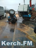 Керчане стали свидетелями аварии с участием фуры и трактора
