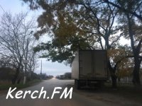 Новости » Общество: В Керчи около трех недель на дороге возле аэропорта стоит брошенный прицеп