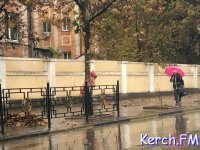 Новости » Общество: Коммунальщики в дождь устроили субботник на Свердлова