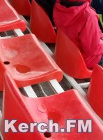 Новости » Спорт: В Керчи болельщики футбола платят  деньги за мокрые сиденья