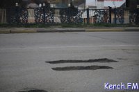 Новости » Общество: Огромные ямы подстерегают водителей на Чкалова в Керчи