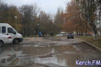 Новости » Общество: Керчане проплывают через лужи, чтобы проехать к своим домам