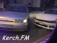Новости » Криминал и ЧП: На Свердлова в Керчи столкнулись две легковушки