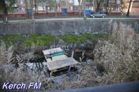Новости » Общество: В керченской речке Мелек-Чесме лежит брошенный катамаран