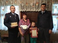 Новости » Общество: Полицейские Ленинского района поздравили с наступающим праздником мам