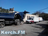 Новости » Общество: Работники хлебозавода Керчи жалуются на стоянку грузовиков на территории