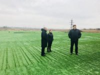 В Керчи заканчивают стелить искусственное покрытие на футбольном поле