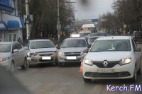 В Керчи столкнулись две иномарки и учебный автомобиль