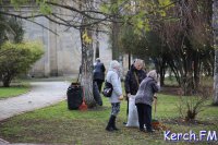 Новости » Общество: В Керчи учителя и воспитатели вышли на субботник