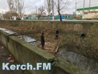 В Керчи рабочие чистят речку Мелек-Чесме с помощью самодельного плота