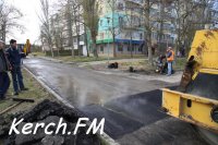 Подрядчик перекладывал асфальт на Ворошилова в Керчи около строящегося детсада