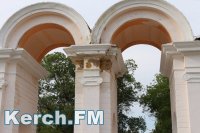 Новости » Общество: В Приморском парке дефекты при ремонте арки так и не устранили