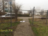 Новости » Общество: Строители дома для депортированных в Керчи перекрыли дорогу к остановке