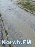 Новости » Общество: В Керчи по дороге в школу №19 на тротуаре лежат провода в воде