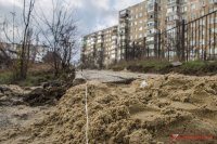 Новости » Общество: В одном из районов Керчи ремонтируют пешеходную дорожку