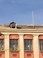 Новости » Общество: Аксенов уехал, и ремонт крыши в 11 школе Керчи приостановили
