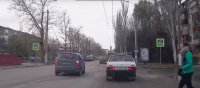 Водители Керчи не пропускают пешеходов на переходе (видео)