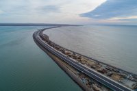 Новости » Общество: На Крымском мосту уложили 50% асфальтобетонного покрытия