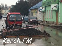 Новости » Общество: На Советской в Керчи разрыли часть дороги