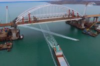 Рабочие смонтировали пятую часть железнодорожных пролетов моста в Крым