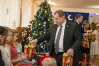 Руководство Керчи вручило подарки детям на День Святого Николая