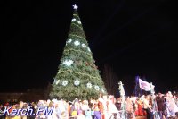 Новости » Культура: В Керчи торжественно зажгли главную Новогоднюю елку