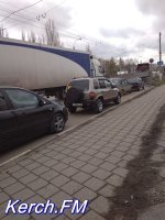 Новости » Общество: Керчане паркуют свои автомобили прямо на остановках