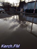 Новости » Общество: Озеро на автовокзале керчане обходят по проезжей части