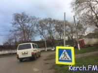 Новости » Общество: В Керчи неизвестные сломали дорожный знак