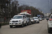 Новости » Криминал и ЧП: Перед пешеходным переходом в Керчи встал «паровозик» из машин