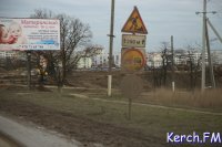 Новости » Общество: В Керчи не видно дорожных знаков из-за слоя грязи на них, - водители