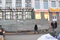 На Советской в Керчи начали разбирать здание под присмотром полиции (видео)