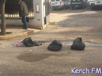 Новости » Общество: В Керчи на Дубинина устроили свалку мусора на дороге