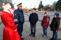 Новости » Общество: В Керчи Полицейский Дед Мороз рассказал детям о правилах безопасности на дороге