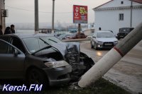 Новости » Криминал и ЧП: Легковушка сбила троллейбусную опору в Керчи